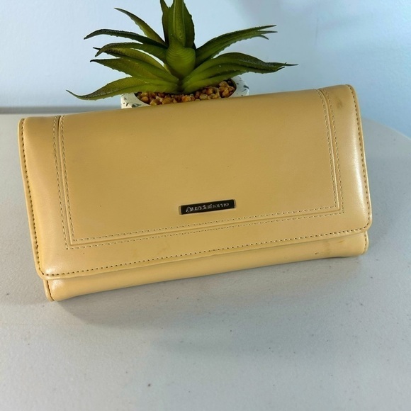 Liz Claiborne women’s tan trifold wallet - Picture 1 of 9